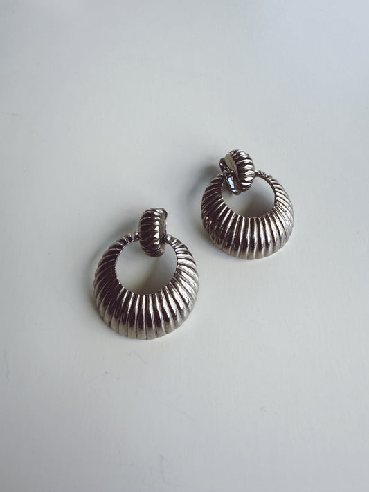 Vintage Modernist Silver Metal Link Clip On Earrings